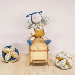 Balle Sensorielle Avec Hochet Bleu-Rayé 15cm Coton Bio Doudou Et Compagnie® - Doudou Bio Français -Sigikid Promos Magasin balle sensorielle avec hochet bleu raye 15cm coton bio doudou et compagnie doudou bio francais 2