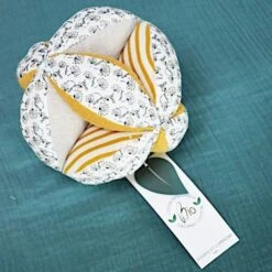 Balle Sensorielle Avec Hochet Fleuri-Ocre 15cm Coton Bio Doudou Et Compagnie® - Doudou Bio Français -Sigikid Promos Magasin balle sensorielle avec hochet fleuri ocre 15cm coton bio doudou et compagnie doudou bio francais 3