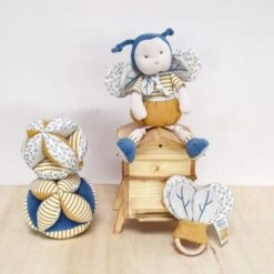 Balle Sensorielle Avec Hochet Fleuri-Ocre 15cm Coton Bio Doudou Et Compagnie® - Doudou Bio Français -Sigikid Promos Magasin balle sensorielle avec hochet fleuri ocre 15cm coton bio doudou et compagnie doudou bio francais 4