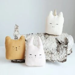 Coussin Boîte à Musique Ours Paresseux Jaune Miel Fabelab® Coton Bio GOTS- Doudou Bio Scandinave -Sigikid Promos Magasin coussin boite a musique ours paresseux jaune miel fabelab coton bio gots doudou bio scandinave 2