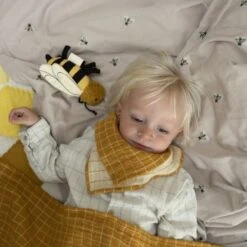 Doudou Hochet Fabelab® Abeille 17 Cm Coton Bio GOTS Fabelab® - Hochets Bio Scandinave -Sigikid Promos Magasin doudou hochet fabelab abeille 17 cm coton bio gots fabelab hochets bio scandinave 2