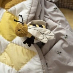 Doudou Hochet Fabelab® Abeille 17 Cm Coton Bio GOTS Fabelab® - Hochets Bio Scandinave -Sigikid Promos Magasin doudou hochet fabelab abeille 17 cm coton bio gots fabelab hochets bio scandinave 4