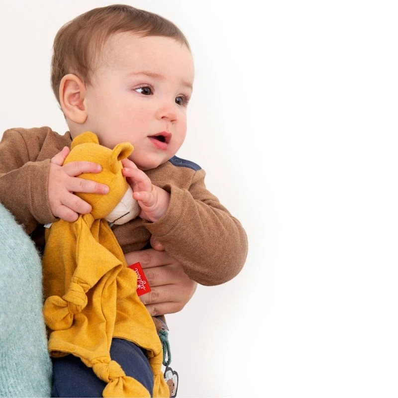 Doudou Ours Plat à Nœuds Jersey De Coton Bio Sigikid® 26 Cm Jaune Ocre - Doudou Bébé 7 Doudou Ours Plat à Nœuds Jersey De Coton Bio Sigikid® 26 Cm Jaune Ocre - Doudou Bébé – Image 7