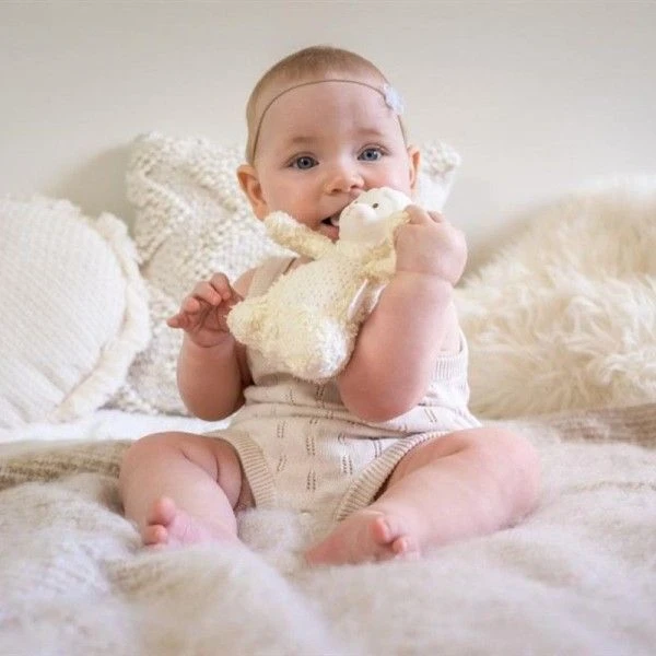 Doudou Peluche Coton Bio & Caoutchouc Naturel Bahbah L'agneau Tikiri® - Jouet Bio 2 Doudou Peluche Coton Bio & Caoutchouc Naturel Bahbah L'agneau Tikiri® - Jouet Bio – Image 2