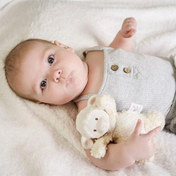 Doudou Peluche Coton Bio & Caoutchouc Naturel Bahbah L'agneau Tikiri® - Jouet Bio 5 Doudou Peluche Coton Bio & Caoutchouc Naturel Bahbah L'agneau Tikiri® - Jouet Bio – Image 5