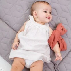 Doudou Plat Bébé Hoppa® Chat Mila Mousseline Rose Cerise 24cm Coton Bio GOTS - Doudou Bébé -Sigikid Promos Magasin doudou plat bebe hoppa chat mila mousseline rose cerise 24cm coton bio gots doudou bebe 2