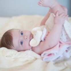 Doudou Plat Caoutchouc Naturel & Coton Meiya La Souris Meiya & Alvin® - Jouet Bio -Sigikid Promos Magasin doudou plat caoutchouc naturel coton meiya la souris meiya alvin jouet bio 2