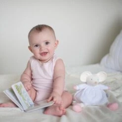 Doudou Poupée Caoutchouc Naturel & Coton Meiya La Souris Meiya & Alvin® -Sigikid Promos Magasin doudou poupee caoutchouc naturel coton meiya la souris meiya alvin 2