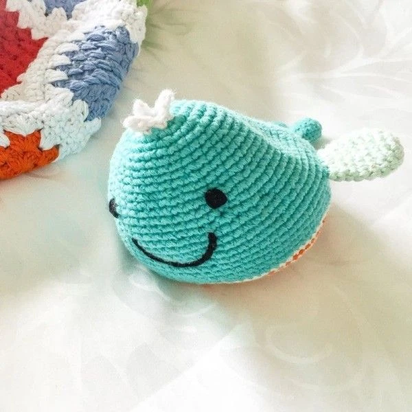Hochet Baleine Turquoise Organic 15cm Pebble® Maille Crochet Coton Bio - Hochet Bébé Bio 2 Hochet Baleine Turquoise Organic 15cm Pebble® Maille Crochet Coton Bio - Hochet Bébé Bio – Image 2