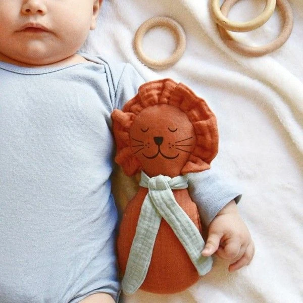 Hochet Coton Bio Lion APunt Barcelona®- Hochets Bébé Bio 2 Hochet Coton Bio Lion APunt Barcelona®- Hochets Bébé Bio – Image 2