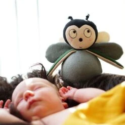 Jouet Bébé Culbuto Balder Le Bourdon Filibabba®-Doudou Peluche Design Scandinave -Sigikid Promos Magasin jouet bebe culbuto balder le bourdon filibabba doudou peluche design scandinave 7