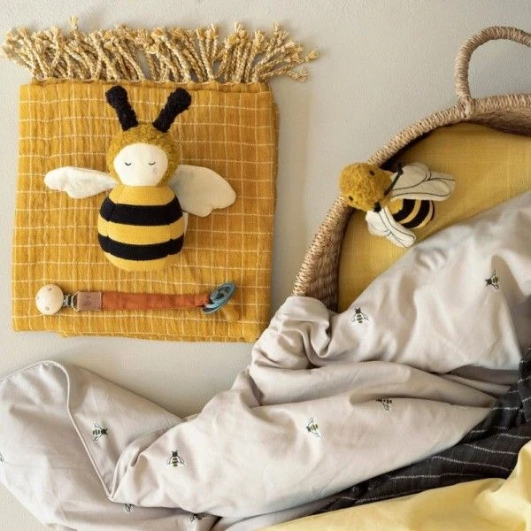 Jouets Bébé Culbuto Abeille Fabelab® 18 Cm Coton Bio GOTS- Jouet Bio Scandinave 3 Jouets Bébé Culbuto Abeille Fabelab® 18 Cm Coton Bio GOTS- Jouet Bio Scandinave – Image 3