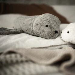 Peluche Bouillote Sèche Phoque Gris Coton Bio 40 Cm Senger® - Bouillotte Bio Naturel Senger -Sigikid Promos Magasin peluche bouillote seche phoque gris coton bio 40 cm senger bouillotte bio naturel senger 3