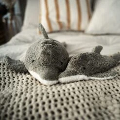 Peluche Bouillotte Dauphin Coton Bio 38 Cm Senger® - Bouillotte Sèche Bio -Sigikid Promos Magasin peluche bouillotte dauphin coton bio 38 cm senger bouillotte seche bio 3