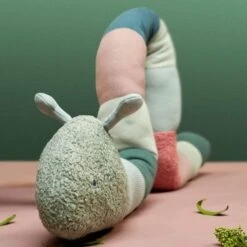 LÄSSIG Peluche Tricotée Avec Grelot Garden Explorer Chenille 163cm Lässig® - Peluche Lässig Bio -Sigikid Promos Magasin peluche tricotee avec grelot garden explorer chenille laessig peluche laessig bio hochets bio 5