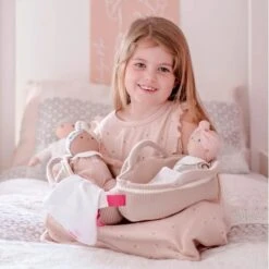 Poupée Bébé En Tissus Carry 25cm Set Couffin Tricoté Bonikka - Poupons -Sigikid Promos Magasin poupee bebe en tissus carry 25cm set couffin tricote bonikka poupons 4