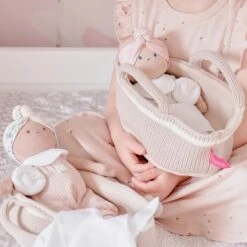Poupée Bébé En Tissus Carry 25cm Set Couffin Tricoté Bonikka - Poupons -Sigikid Promos Magasin poupee bebe en tissus carry 25cm set couffin tricote bonikka poupons 6