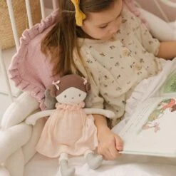 Poupée Chiffon Coton Bio Angelina Robe Mousseline Rose 33cm Bonikka - Poupée Bio -Sigikid Promos Magasin poupee chiffon coton bio angelina robe mousseline rose bonikka 4