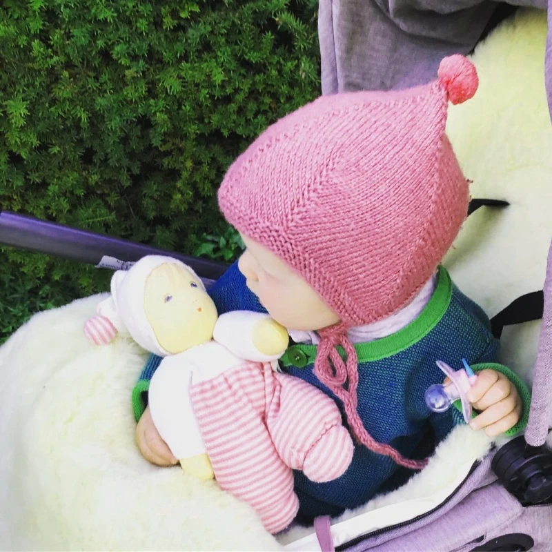 Poupée De Chiffon Waldorf Nanchen® Natur Poupon MOPS Coton Bio (Kba) Écrue & Rouge 29 Cm - Poupée Bio 4 Poupée De Chiffon Waldorf Nanchen® Natur Poupon MOPS Coton Bio (Kba) Écrue & Rouge 29 Cm - Poupée Bio – Image 4