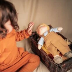 Poupée Garçon Waldorf Tio 28cmBlond Aux Yeux Bleus Coton Bio ChimpyToys® - Poupée Garçon Bio -Sigikid Promos Magasin poupee garcon waldorf tio 28cm blond aux yeux bleus coton bio chimpytoys poupee garcon bio 5