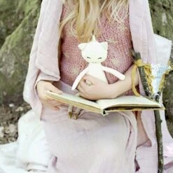 Poupée Hochet Fabelab® Licorne Merveilleuse 28 Cm Blanche Coton Bio GOTS- Jouet Bio Scandinave -Sigikid Promos Magasin poupee hochet fabelab licorne merveilleuse 28 cm blanche coton bio gots jouet bio scandinave 3