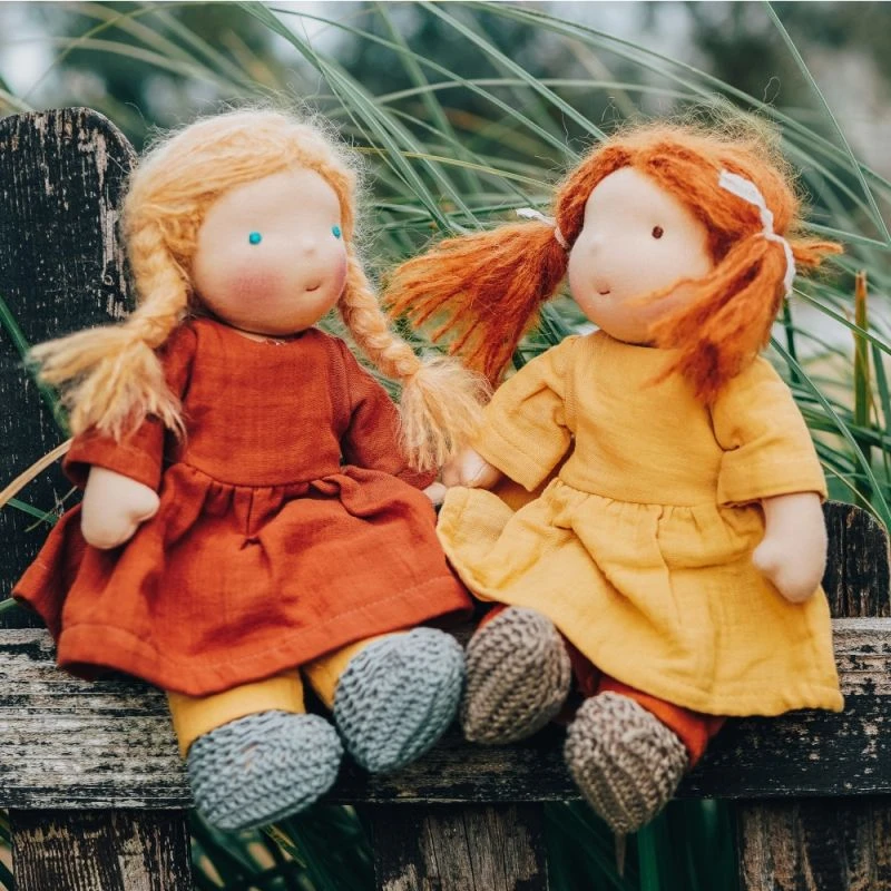 Poupée WaldorfLili 28cmBlonde Aux Yeux Bleus Coton Bio ChimpyToys® - Poupée De Chiffon Bio 3 Poupée WaldorfLili 28cmBlonde Aux Yeux Bleus Coton Bio ChimpyToys® - Poupée De Chiffon Bio – Image 3